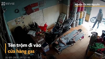 Video: Đánh giấc say sưa, người đàn ông bị trộm vào tận cửa hàng "cuỗm" điện thoại