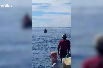 video tau dam nguoi dan ong song sot than ky sau 8 ngay ngoi trong thung xop lenh denh tren bien