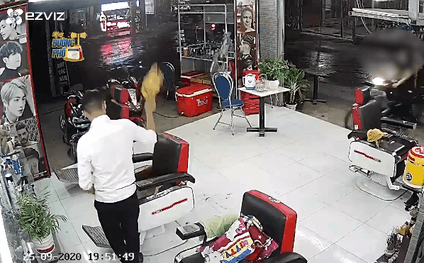 camera giao thong nguoi phu nu luong cuong lao thang xe may vao tiem lam toc