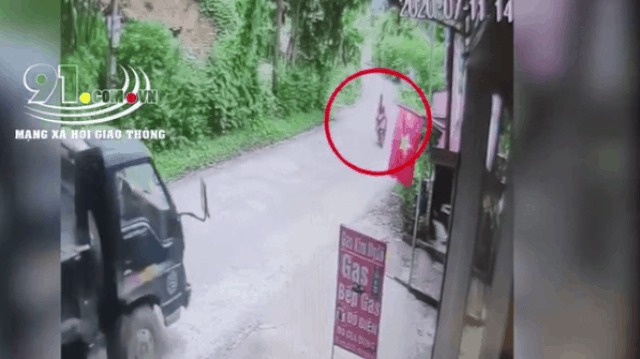 camera giao thong vao cua voi toc do xe gio thanh nien dam truc dien xe tai