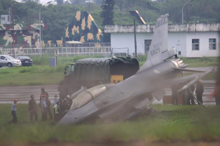 Diễn tập hạ cánh khẩn cấp, tiêm kích F-16 Đài Loan mất lái gặp nạn