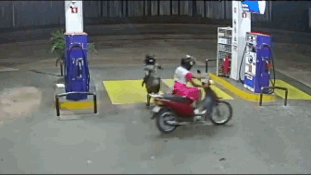 Video: Bò "điên" rượt đuổi 2 cô gái rồi húc đổ cột bơm xăng