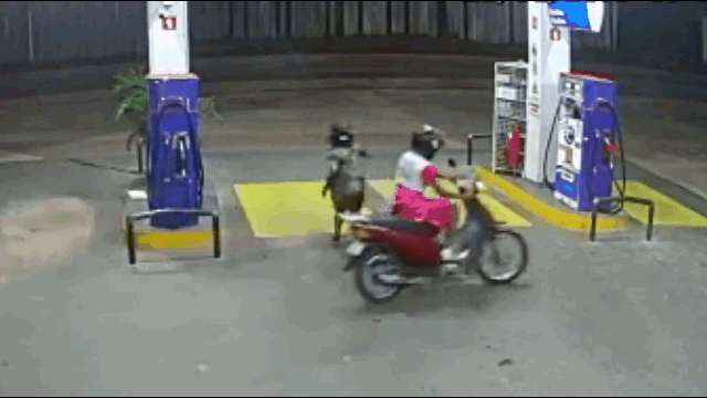 video bo dien ruot duoi 2 co gai roi huc do cot bom xang