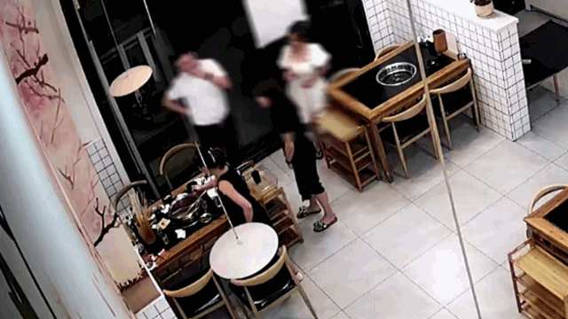 video bat lua roi vao noi lau roi phat no khien khach hoang loan