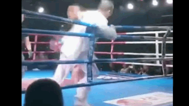 video chua kip ra don vo su truyen dien da bi doi thu mma dam bat tinh