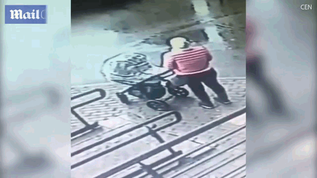 video dung tren via he nguoi phu nu bat ngo bi cua so roi trung dau