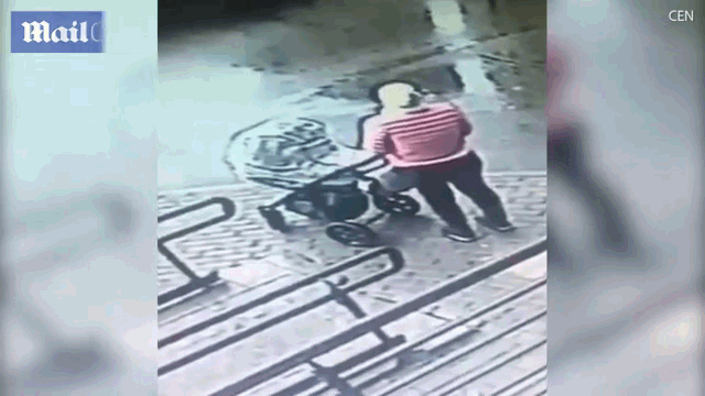 Video: Đứng trên vỉa hè, người phụ nữ bất ngờ bị cửa sổ rơi trúng đầu