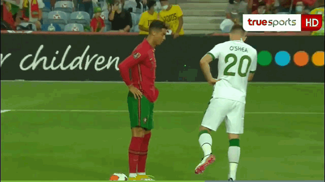 video bi gat bong khoi cham 11m c ronaldo thang tay tra dua doi thu