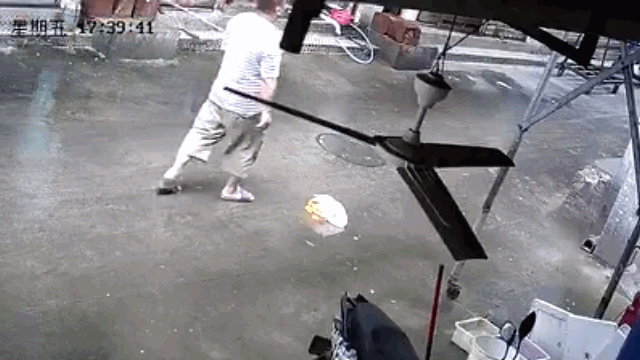 video dang thung thang di bo nguoi dan ong suyt bi dao roi trung dau