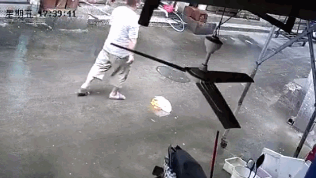 Video: Đang thủng thẳng đi bộ, người đàn ông suýt bị dao rơi trúng đầu