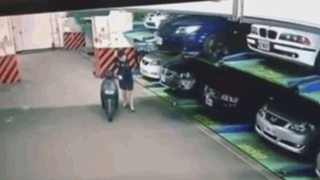 video o to troi tu tang 2 suyt chen trung nguoi di duong
