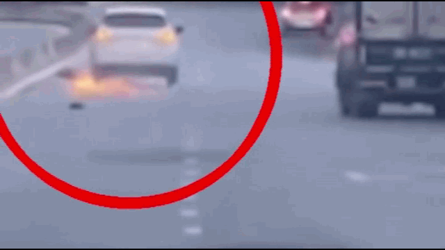 Camera giao thông: Gây tai nạn, ôtô "điên" bỏ chạy kéo lê xe máy tóe lửa trên đường