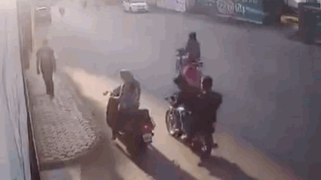 video bi cuop tui xach nguoi phu nu vut xe chay bo duoi theo