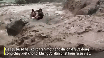 video 3 cau be ngoi co ro tren tang da giua dong nuoc lu