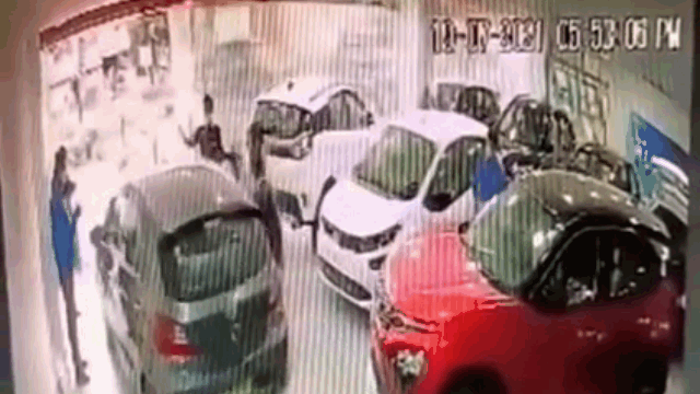 video vua mua o to khach hang bat ngo lao xe tu tang hai dai ly xuong dat