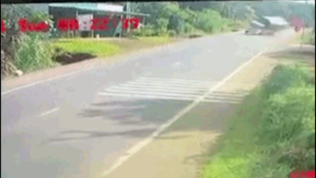 camera giao thong mat lai khi vao cua xe tai lat nghieng roi truot dai