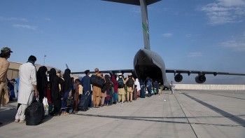 Taliban cho phép chuyến bay đầu tiên chở công dân sơ tán rời Kabul