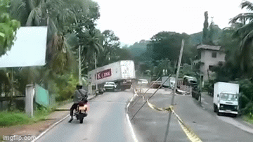 camera giao thong xe container mat phanh tong o to roi khoi cau