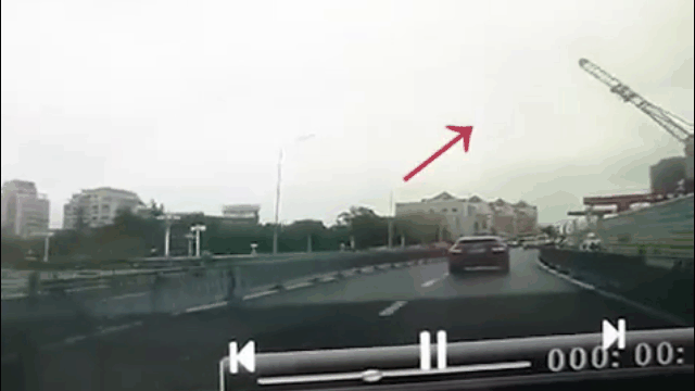 Camera giao thông: Cần cẩu bất ngờ đổ sập, đè trúng ô tô đang chạy trên đường