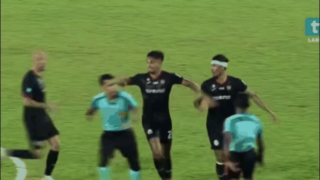 video cay cu vi thua tran cau thu ruot danh trong tai ngay tren san
