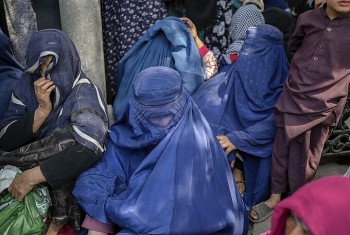 taliban cam nu gioi vao tru so bo phu nu