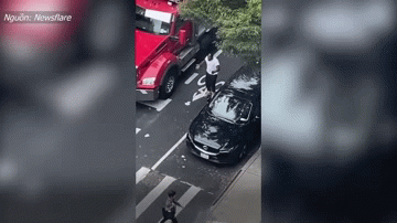 Camera giao thông: Bị xe đầu kéo bấm còi, tài xế ô tô con đứng nhảy múa "trêu ngươi"