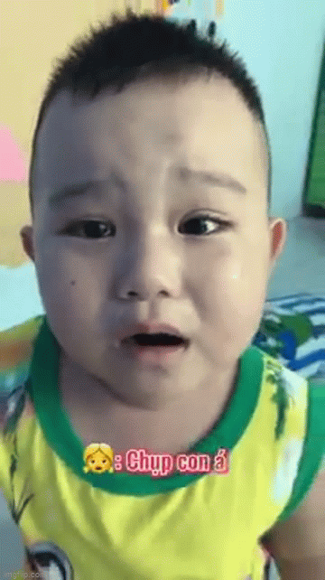 video cau be dang khoc nhu mua thay co lia may chup anh voi lau nuoc mat tao dang