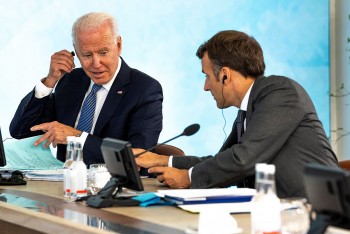 ong biden se noi chuyen voi nguoi dong cap macron de giai quyet vu tau ngam