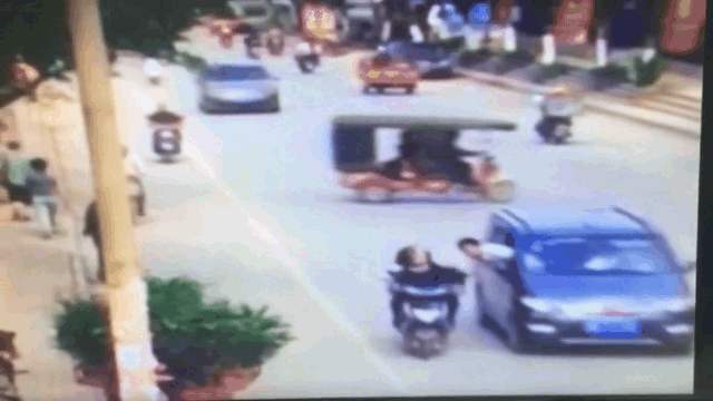 video nguoi dan ong co nhoai nguoi ra khoi o to cuop tui xach