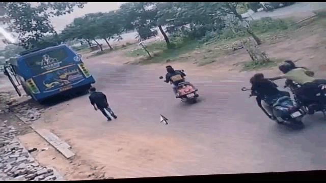 video cuop ap sat giat day chuyen keo nguoi phu nu nga xuong duong