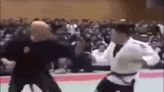 Video: Võ sĩ MMA hạ đại sư "truyền điện" chỉ sau 1 phút