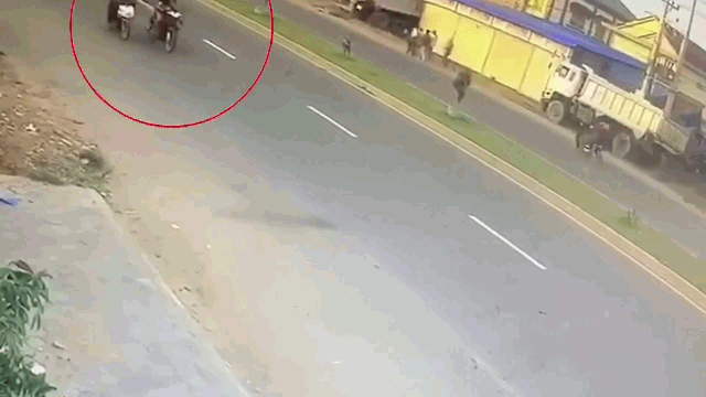 video cuop tao ton giat tui xach khien nguoi phu nu nga giua duong