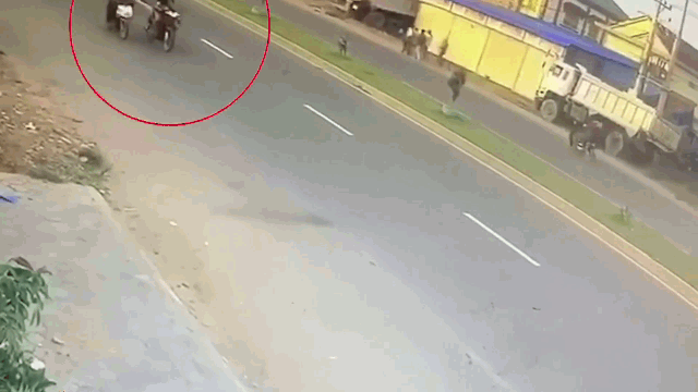 Video: Cướp táo tợn giật túi xách khiến người phụ nữ ngã giữa đường
