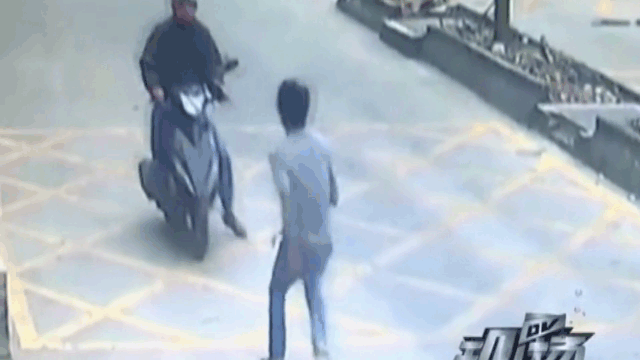 video tai xe xe tai tung cu da hiem ha guc ten trom dien thoai tren pho
