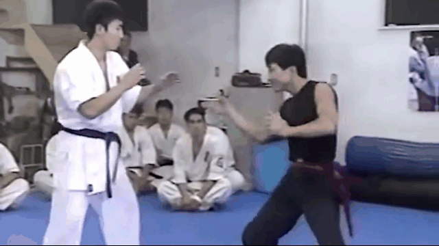 Video: Cao thủ Túy quyền liên tục hứng "đòn" từ võ sĩ Karatedo