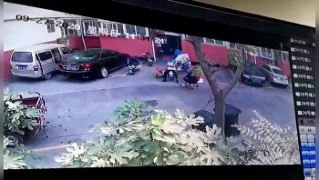 Camera giao thông: Nhân viên vệ sinh liều mình kéo xe máy đang bốc cháy ra xa khu vực đỗ ô tô