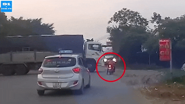 camera giao thong co tinh vuot xe tai dang quay dau nguoi phu nu may man thoat chet