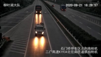camera giao thong xe tai dung dot ngot tren cao toc khien xe sau dam sam vao nguoi vang khoi cabin