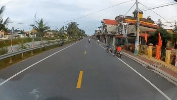 camera giao thong tranh cau be sang duong khong quan sat tai xe buoc phai danh lai sang lan nguoc chieu