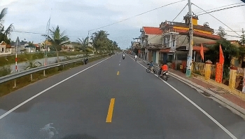 Camera giao thông: Tránh cậu bé sang đường không quan sát, tài xế buộc phải đánh lái sang làn ngược chiều