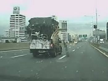 Camera giao thông: Xe tải đột ngột nổ lốp toé lửa rồi lật nghiêng giữa đường