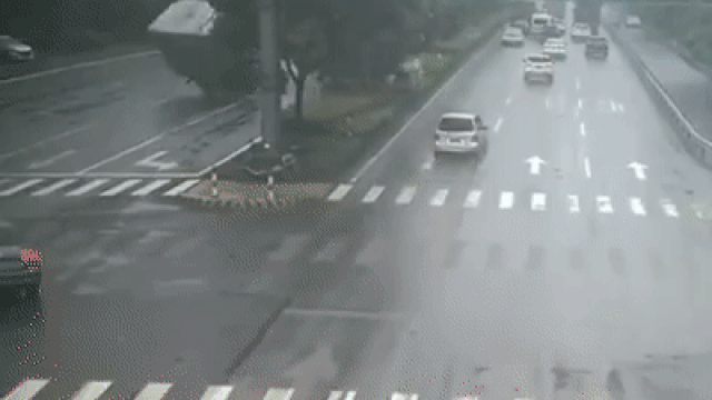 camera giao thong xe con danh lai dieu nghe thoat khoi cu vo tu than cua container