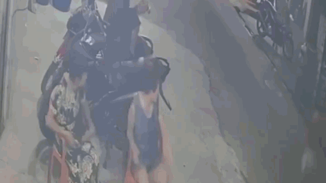 camera giao thong chay nhu bang qua duong be trai bi nguoi phu nu tong bat tinh
