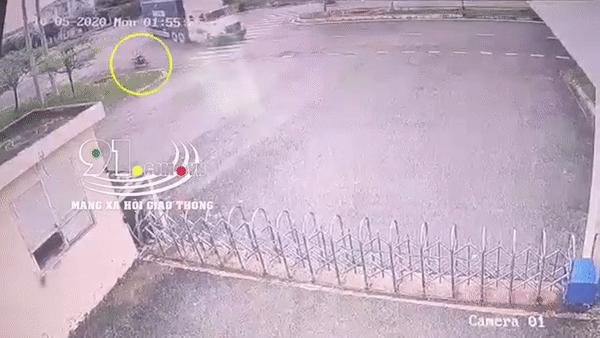 camera giao thong rung roi canh nguoi phu nu chong tay xuong duong trong luc bi container keo le