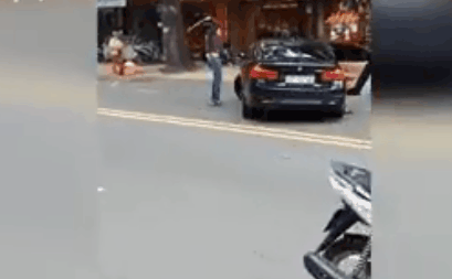Camera giao thông: Bị nam thanh niên vác gậy đập xế sang BMW, nữ tài xế bực tức nhảy ra khỏi xe đuổi đánh