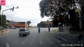 Camera giao thông: Phát hiện vượt đèn đỏ, tài xế lái ôtô lùi một đoạn đường