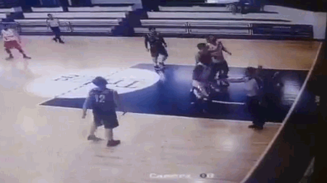 video bi thoi phat cau thu cu chi danh ngat trong tai