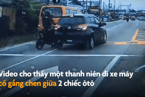 camera giao thong gap tai nan nguy hiem khi lai xe may co lach qua 2 o to