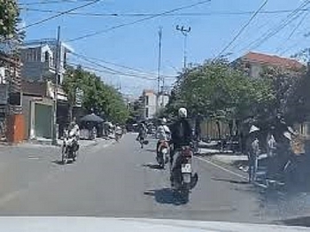 camera giao thong tai xe xe may phanh gap nga dui dui truoc dau oto