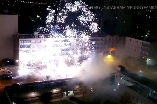 Video: Đồn cảnh sát tại Paris bị tấn công pháo hoa và gậy sắt